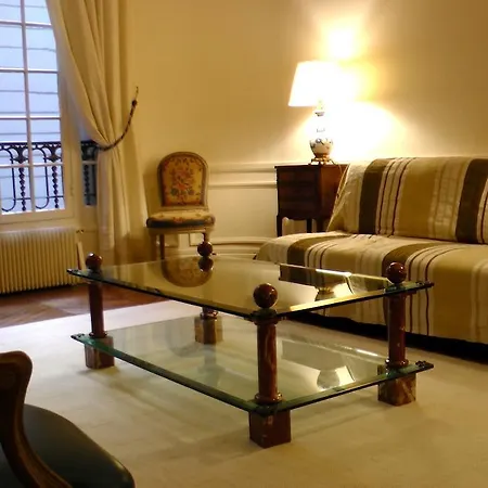 Living In - Palais Bourbon Apartment