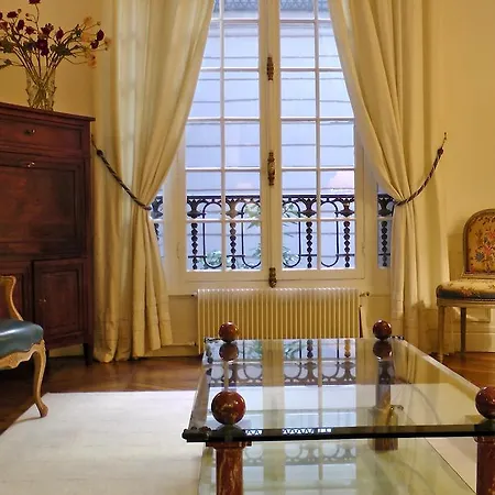 Living In - Palais Bourbon